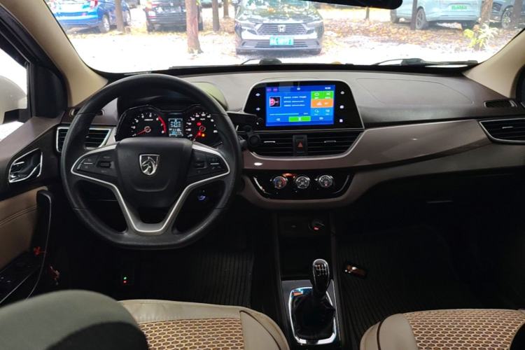Used Baojun 310W 2017 1.5L Manual Fashion Model China V Center Console