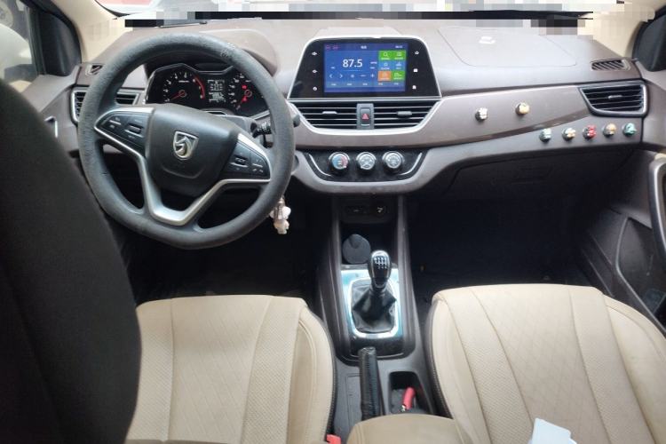 Used Baojun 310W 2017 1.5L Manual Fashion Model China V Center Console