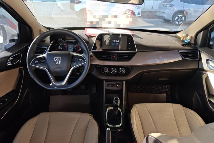 Used Baojun 310W 2017 1.5L Manual Fashion Model China V Center Console