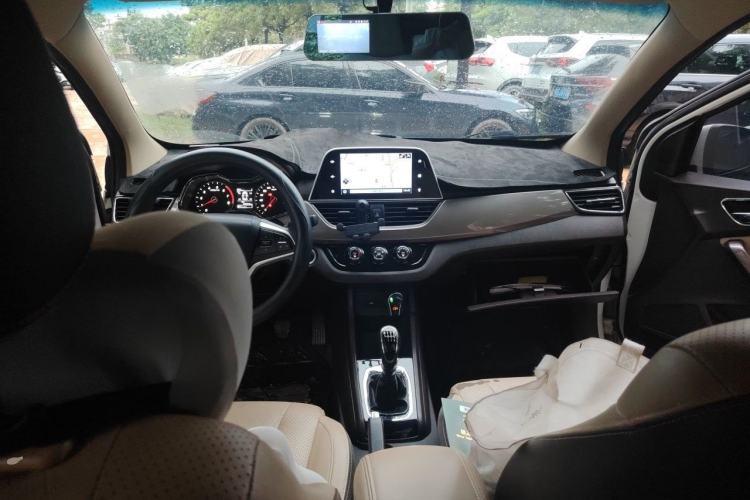 Used Baojun 310W 2017 1.5L Manual Luxury Version China VI Center Console