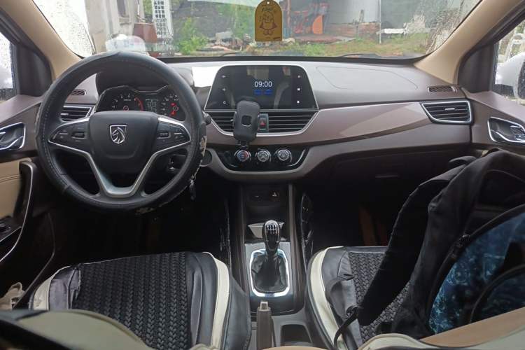 Used Baojun 310W 2017 1.5L Manual Fashion Model China V Center Console