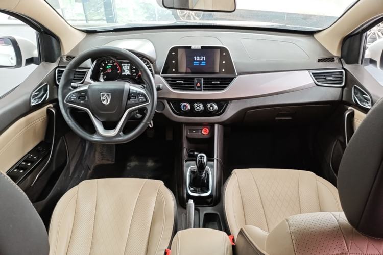 Used Baojun 310W 2017 1.5L Manual Fashion Model China V Center Console