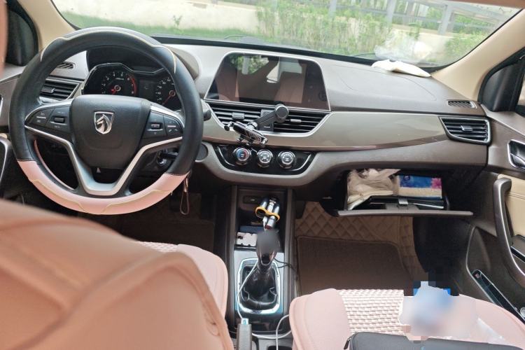 Used Baojun 310W 2017 1.5L Manual Fashion Model China V Center Console