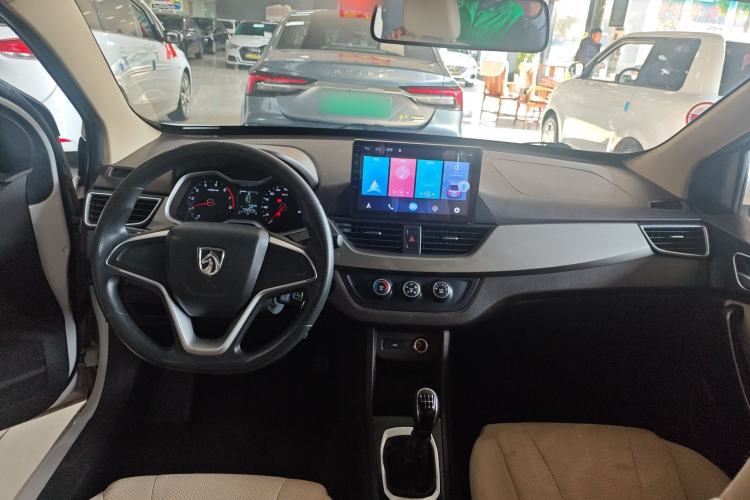 Used Baojun 310W 2017 1.5L Manual Comfort Version China VI Emission Standard Center Console