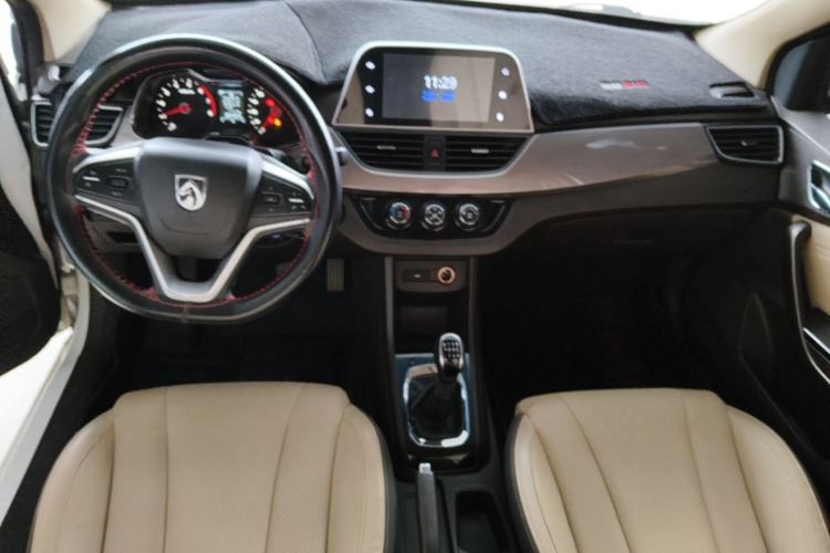 Used Baojun 310W 2017 1.5L Manual Fashion Model China V Center Console