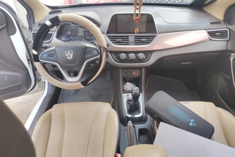 Used Baojun 310W 2017 1.5L Manual Fashion Model China V Center Console