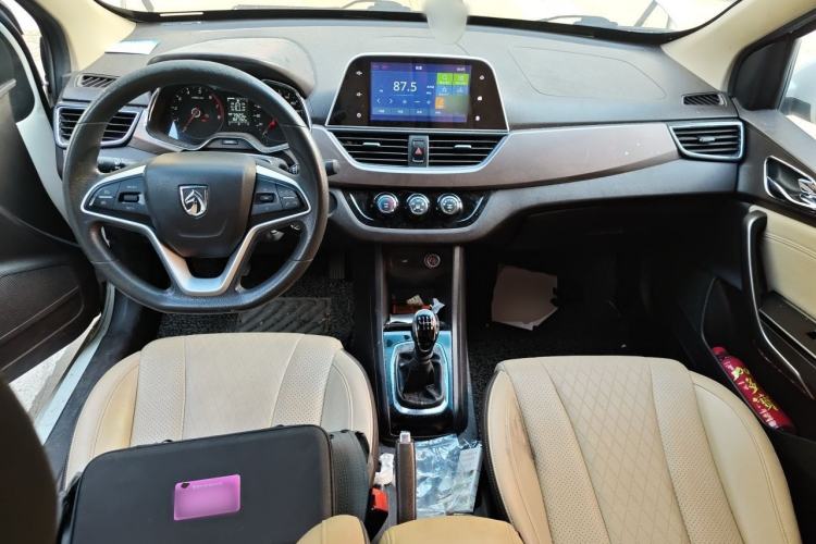 Used Baojun 310W 2017 1.5L Manual Fashion Model China V Center Console