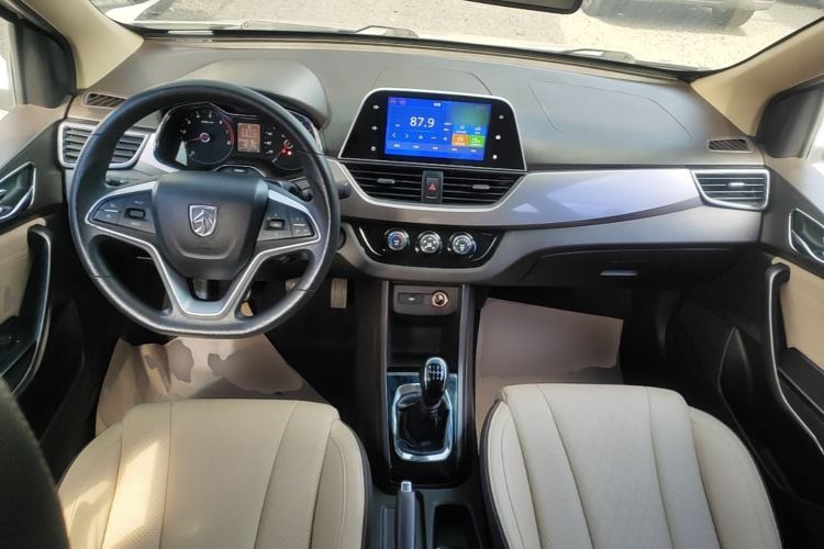 Used Baojun 310W 2017 1.5L Manual Fashion Edition China VI Center Console