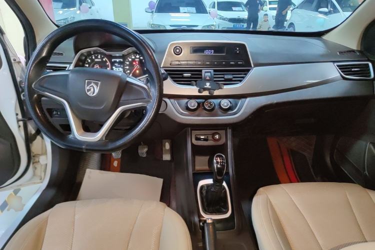Used Baojun 310W 2017 1.5L Manual Comfort Version China V Center Console