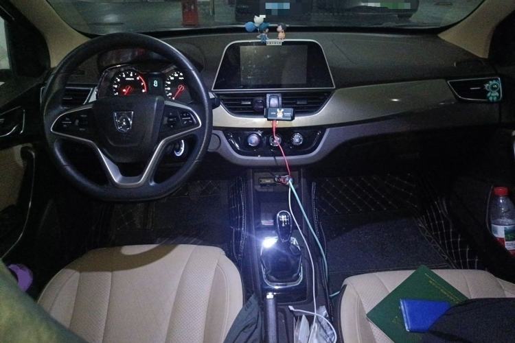 Used Baojun 310W 2017 1.5L Manual Fashion Edition China VI Center Console