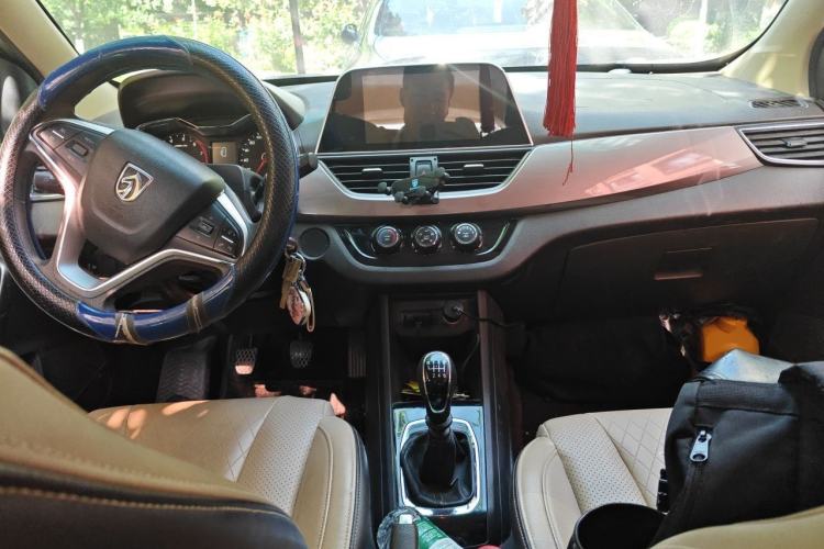 Used Baojun 310W 2017 1.5L Manual Fashion Model China V Center Console
