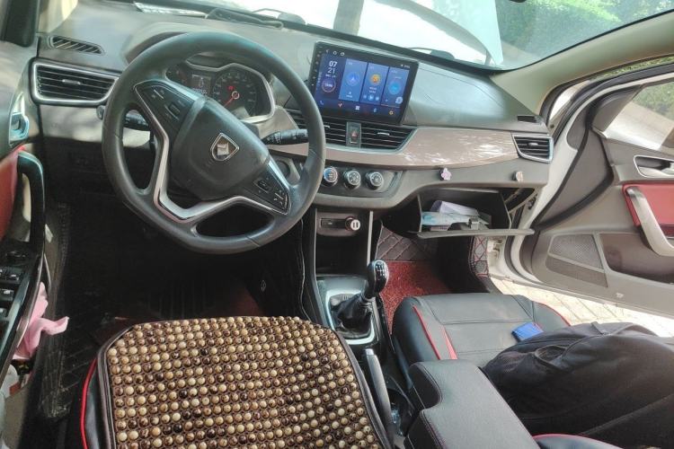 Used Baojun 310W 2017 1.5L Manual Fashion Edition China VI Center Console