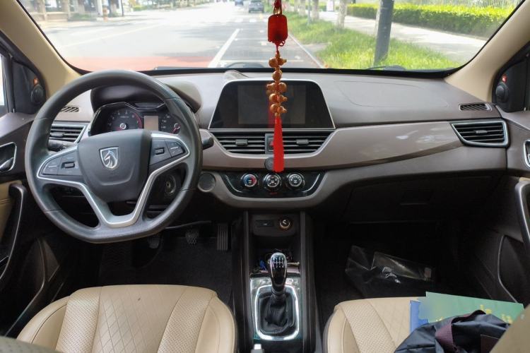 Used Baojun 310W 2017 1.5L Manual Fashion Model China V Center Console