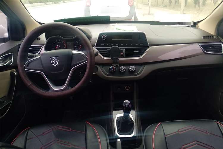Used Baojun 310W 2017 1.5L Manual Comfort Version China VI Emission Standard Center Console