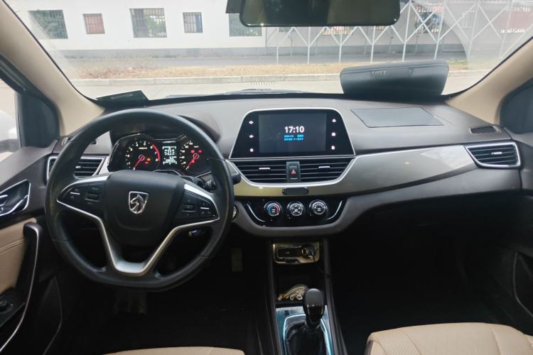 Used Baojun 310W 2017 1.5L Manual Fashion Model China V Center Console
