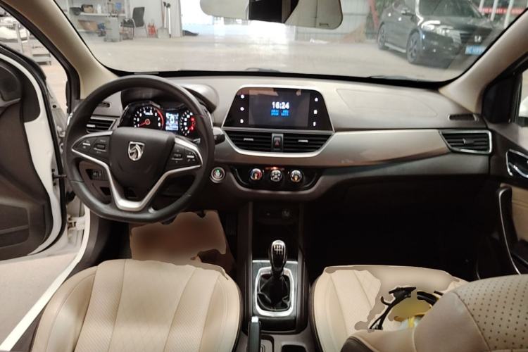 Used Baojun 310W 2017 1.5L Manual Luxury Edition China V Center Console