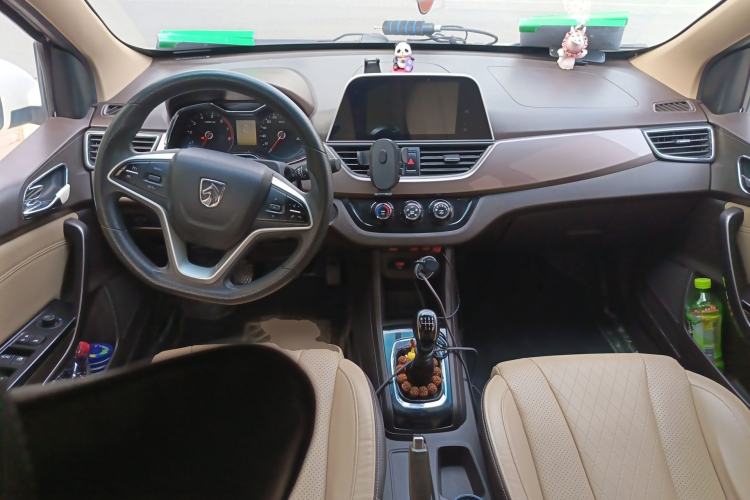 Used Baojun 310W 2017 1.5L Manual Fashion Model China V Center Console