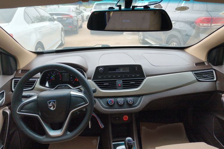 Used Baojun 310W 2017 1.5L Manual Comfort Version China VI Emission Standard Center Console