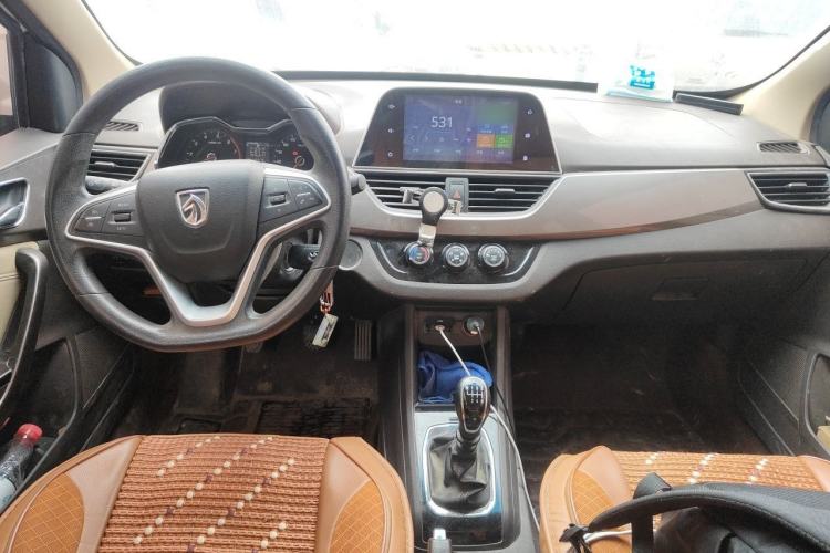 Used Baojun 310W 2017 1.5L Manual Fashion Model China V Center Console