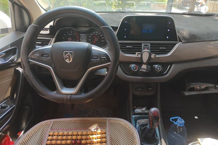 Used Baojun 310W 2017 1.5L Manual Fashion Model China V Center Console