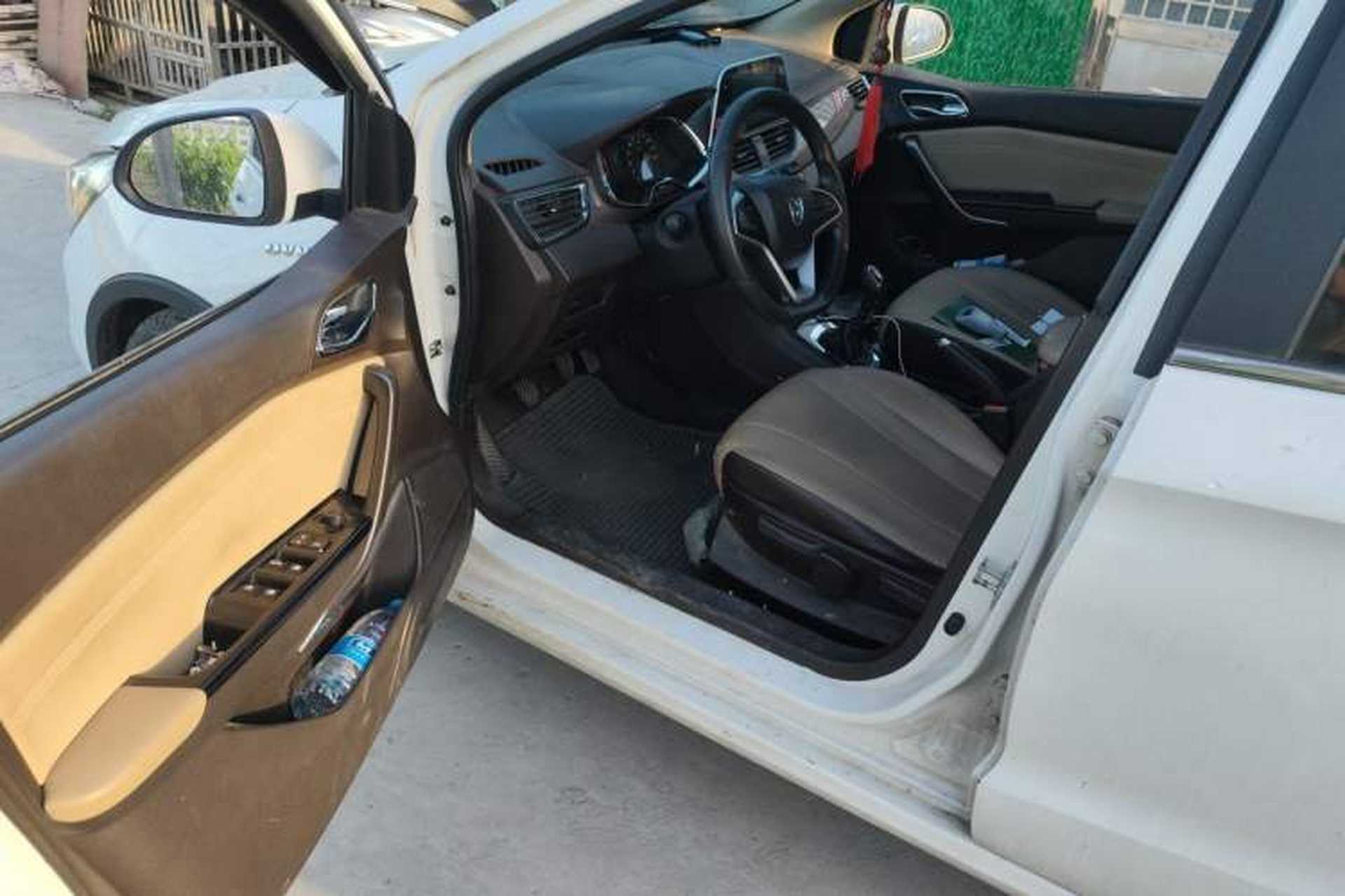 Used Baojun 310W 2017 1.5L Manual Fashion Model China V Driver Seat