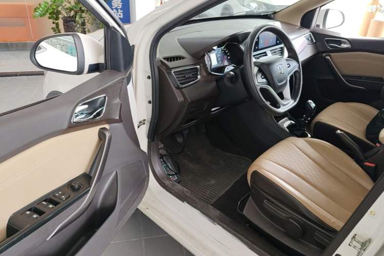 Used Baojun 310W 2017 1.5L Manual Fashion Model China V Driver Seat