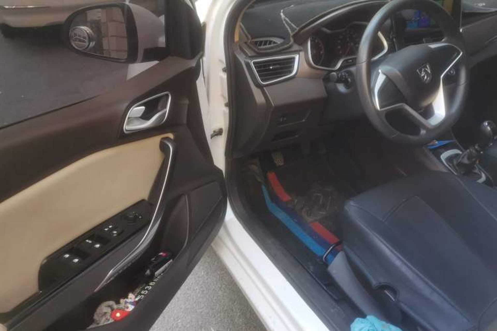Used Baojun 310W 2017 1.5L Manual Comfort Version China VI Emission Standard Driver Seat