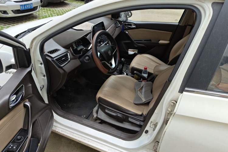 Used Baojun 310W 2017 1.5L Manual Fashion Model China V Driver Seat