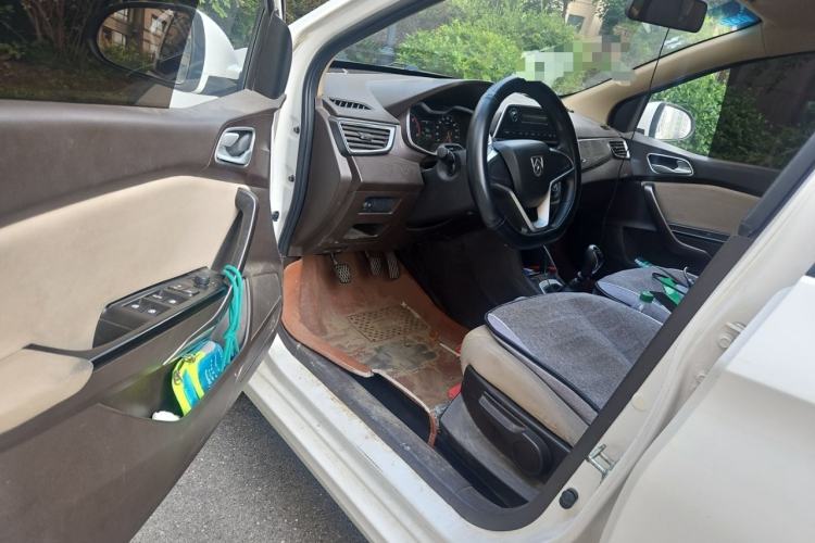 Used Baojun 310W 2017 1.5L Manual Comfort Version China VI Emission Standard Driver Seat