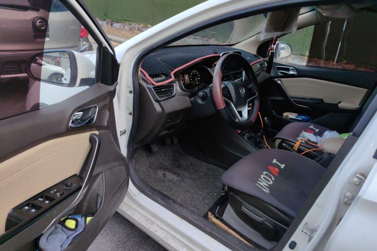 Used Baojun 310W 2017 1.5L Manual Fashion Model China V Driver Seat