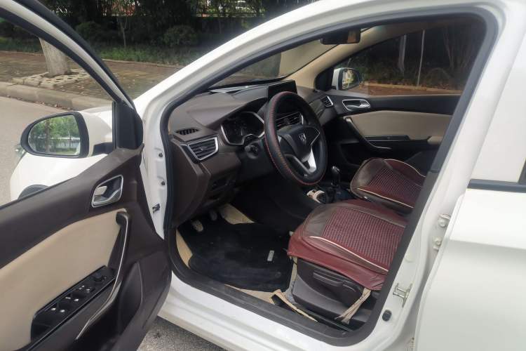 Used Baojun 310W 2017 1.5L Manual Comfort Version China VI Emission Standard Driver Seat