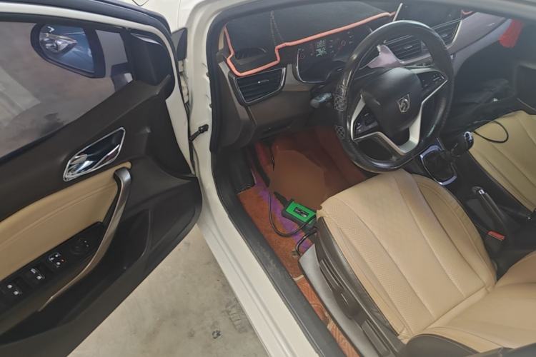 Used Baojun 310W 2017 1.5L Manual Fashion Model China V Driver Seat