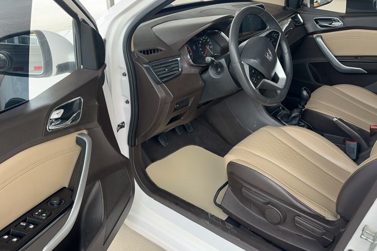 Used Baojun 310W 2017 1.5L Manual Fashion Model China V Driver Seat