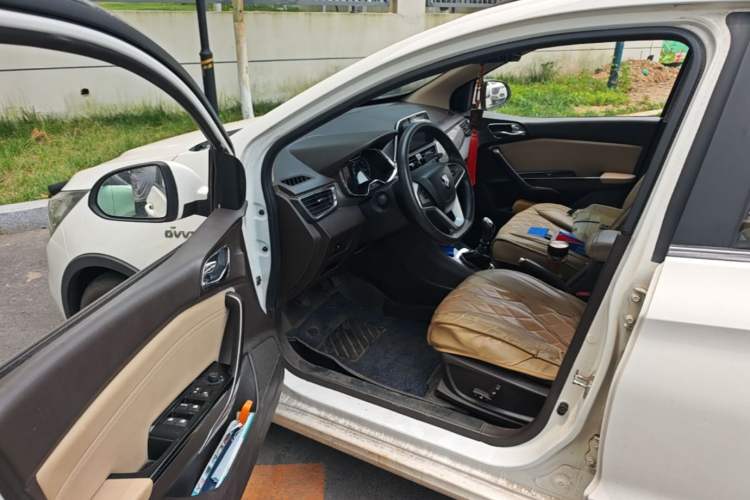 Used Baojun 310W 2017 1.5L Manual Luxury Version China VI Driver Seat