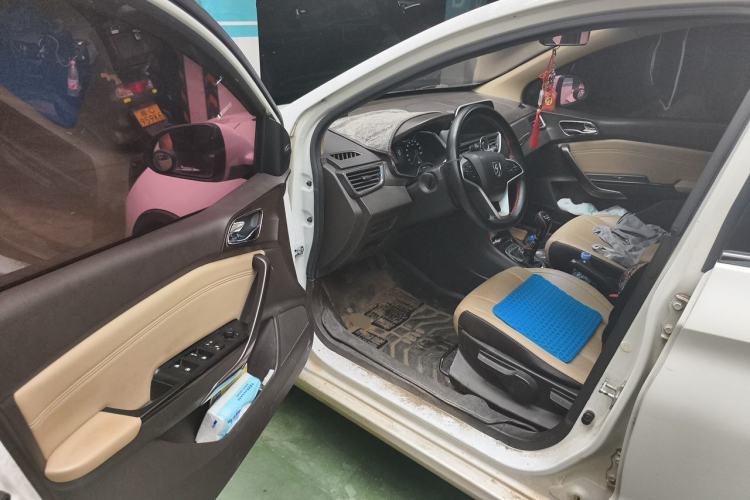 Used Baojun 310W 2017 1.5L Manual Fashion Model China V Driver Seat