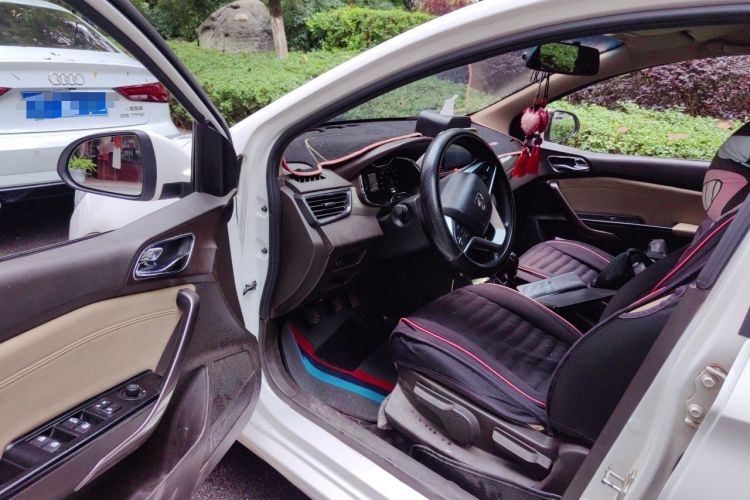Used Baojun 310W 2017 1.5L Manual Fashion Model China V Driver Seat