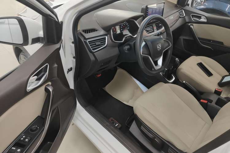 Used Baojun 310W 2017 1.5L Manual Comfort Version China VI Emission Standard Driver Seat