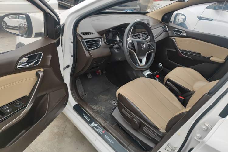 Used Baojun 310W 2017 1.5L Manual Fashion Model China V Driver Seat
