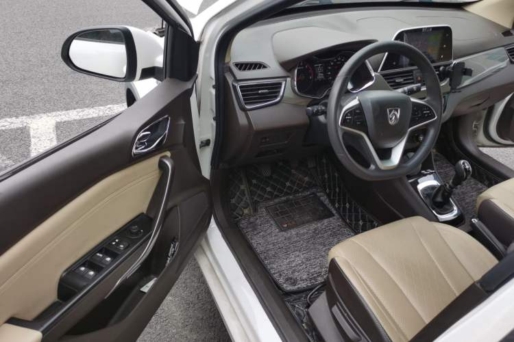 Used Baojun 310W 2017 1.5L Manual Fashion Model China V Driver Seat