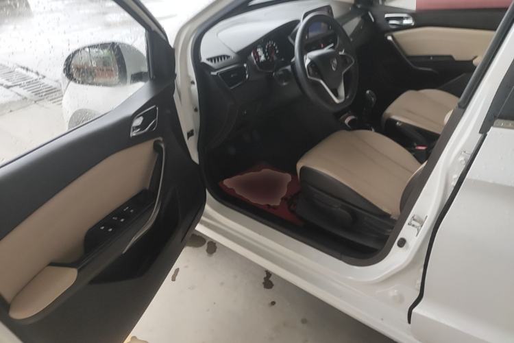 Used Baojun 310W 2017 1.5L Manual Fashion Model China V Driver Seat
