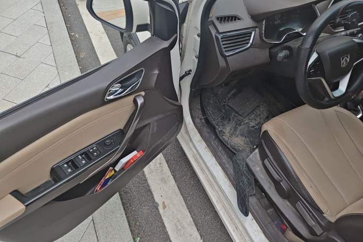 Used Baojun 310W 2017 1.5L Manual Fashion Model China V Driver Seat