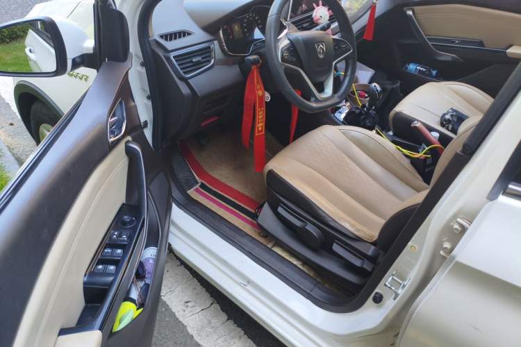 Used Baojun 310W 2017 1.5L Manual Fashion Model China V Driver Seat
