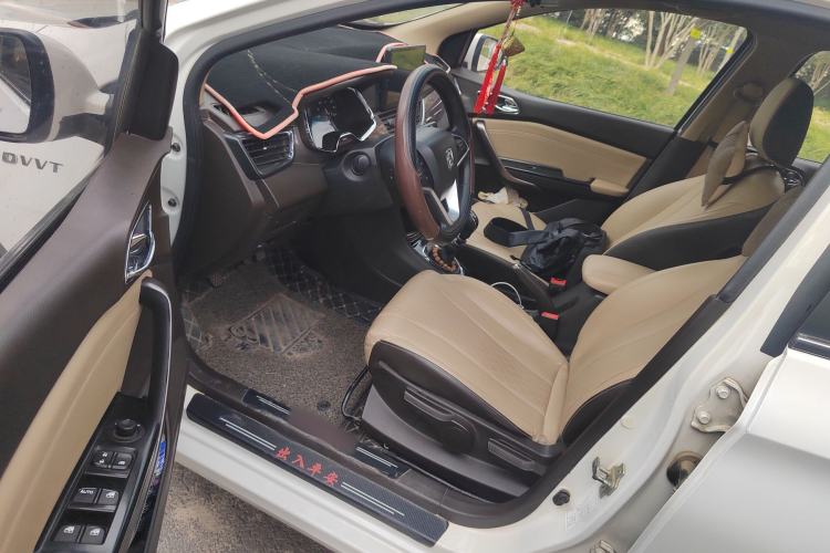 Used Baojun 310W 2017 1.5L Manual Fashion Model China V Driver Seat