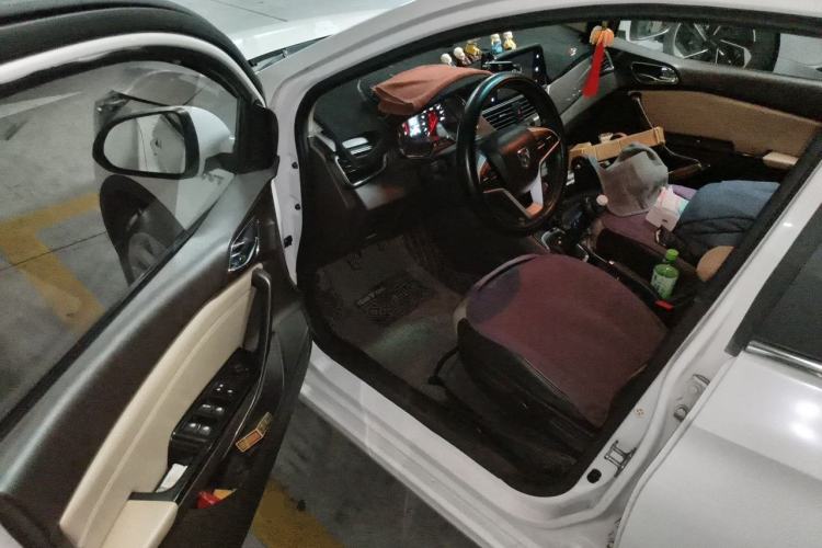 Used Baojun 310W 2017 1.5L Manual Fashion Model China V Driver Seat
