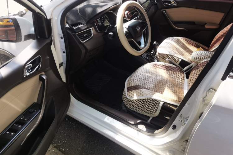 Used Baojun 310W 2017 1.5L Manual Fashion Model China V Driver Seat
