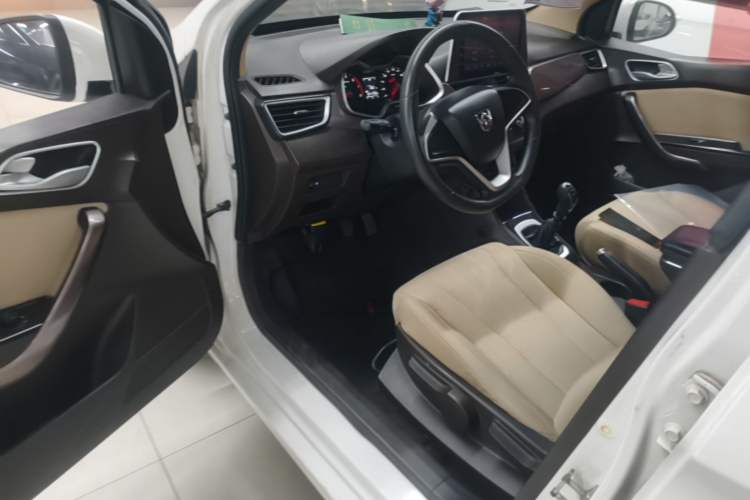 Used Baojun 310W 2017 1.5L Manual Comfort Version China V Driver Seat