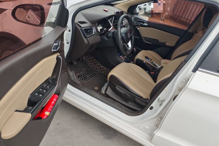 Used Baojun 310W 2017 1.5L Manual Fashion Model China V Driver Seat