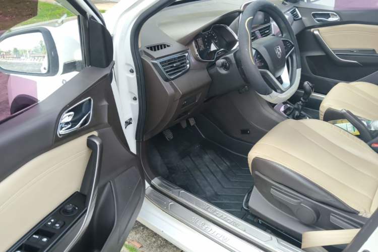 Used Baojun 310W 2017 1.5L Manual Fashion Model China V Driver Seat