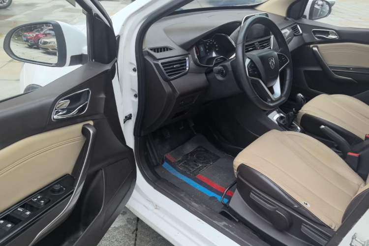 Used Baojun 310W 2017 1.5L Manual Fashion Model China V Driver Seat