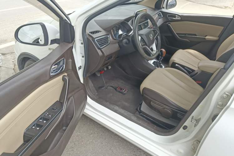 Used Baojun 310W 2017 1.5L Manual Fashion Model China V Driver Seat